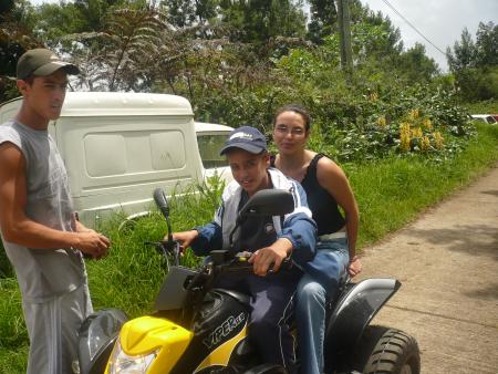 clément et florence sur le nouveau quad!et johnny a coté
