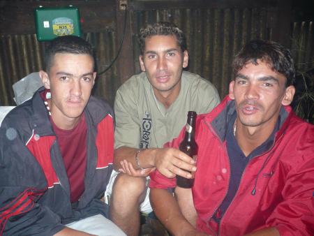 les hommes au grillades