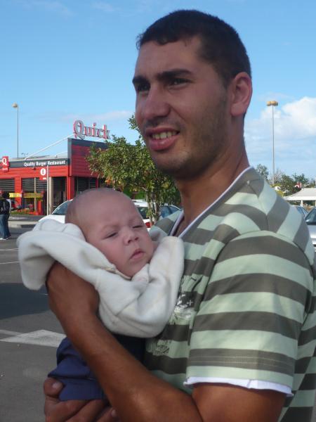 mon yab que j'aime avec notre bébé quand on a fait le tour de l'ile en bus